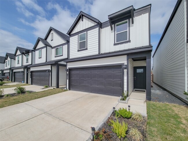 Building Photo - 3223 Creston Gate Dr