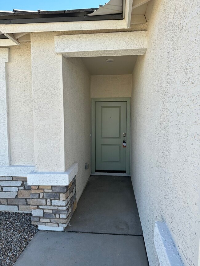 Building Photo - Gorgeous NEWER 4 bedroom 2 bath home in Carlton