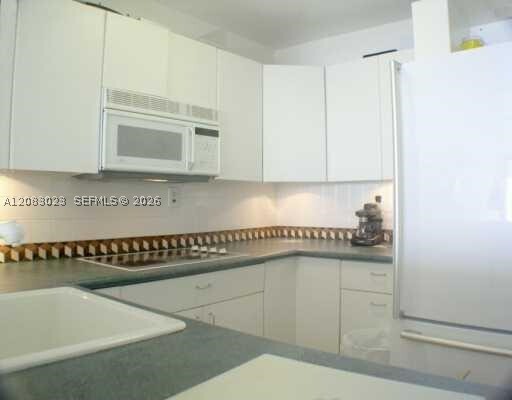 Building Photo - 7899 NE Bayshore Ct