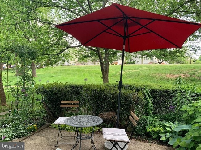 Building Photo - Beautifully updated 2 bd 1 bth patio level condo backing to open area.