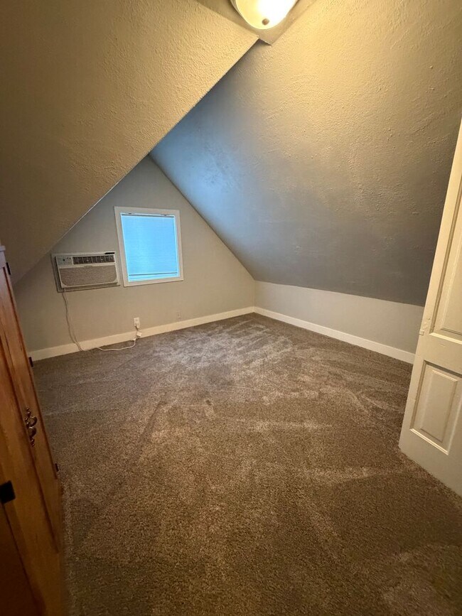 Building Photo - 5 bedroom house next to park