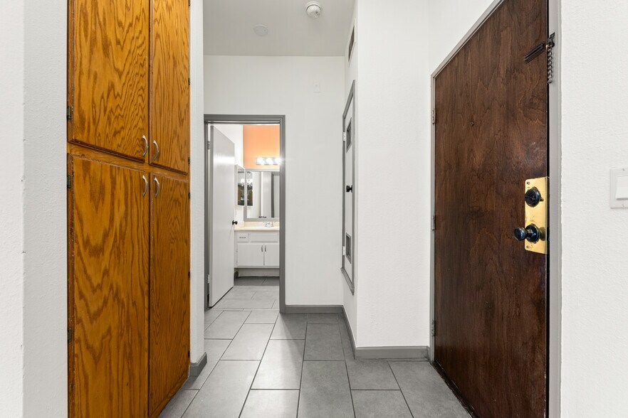 Building Photo - 10943 Laurel Canyon Blvd