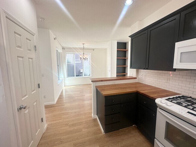 Building Photo - 3 Bedroom Beaverton Home with A/C!