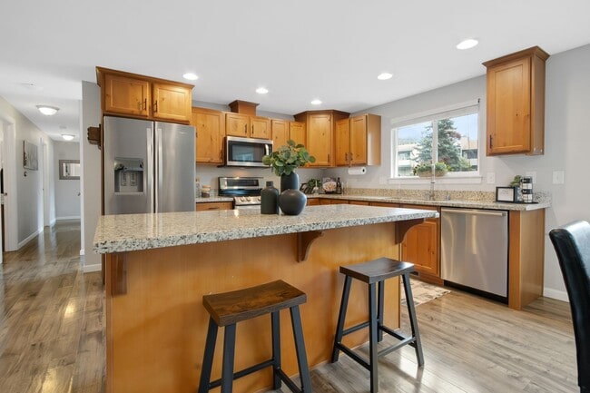 Building Photo - Wonderful 4 Bedroom, 3 Bath Home in Federal Way with Double Balconies and Family Room!