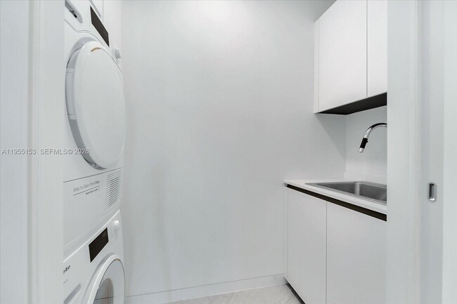 Building Photo - 5 Grove Isle Dr