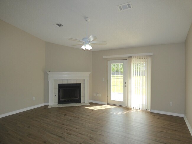 Building Photo - Spacious 3-Bedroom Home - Half Acre Lot