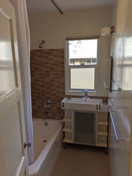 Building Photo - 1546 Rendall Pl