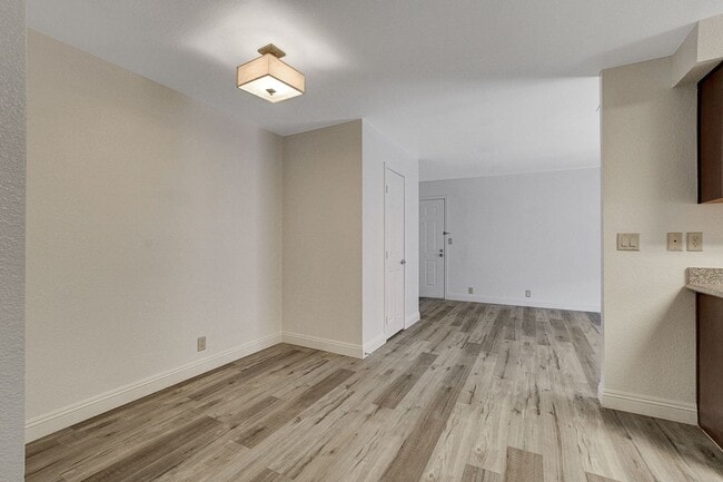Building Photo - SINGLE BEDROOM CONDO IN GUARD GATED COMMUN...