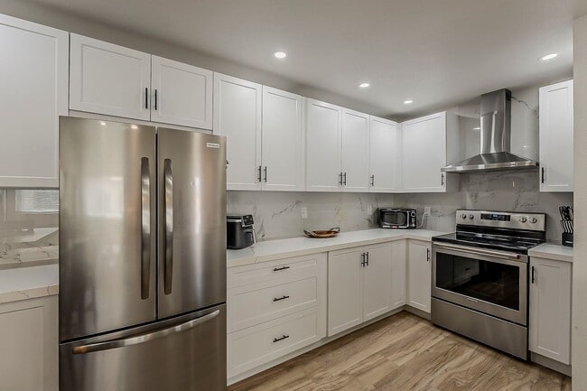 Building Photo - Fully Remodeled 2-Bedroom Condo at the Sco...