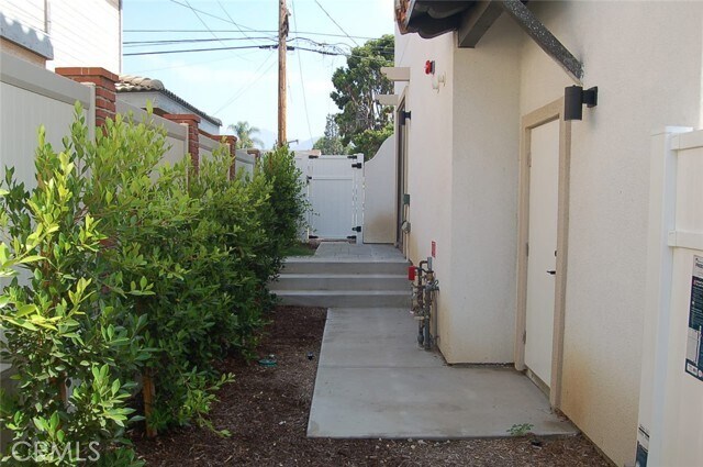 Building Photo - 425 W Duarte Rd