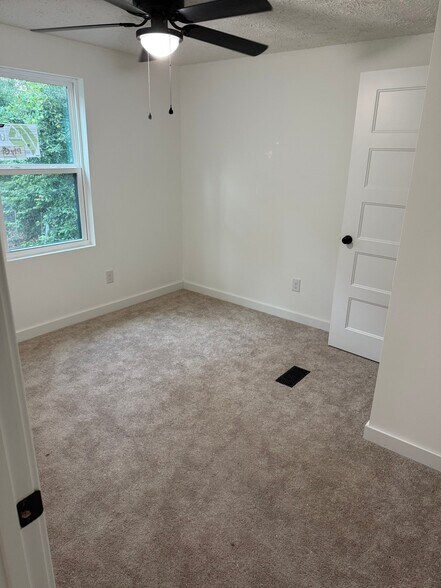 Building Photo - 120 Country Way