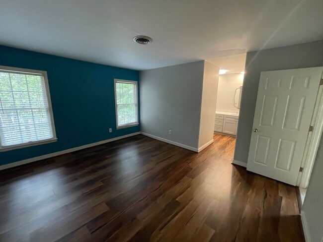 Building Photo - Large 2 Bedroom, 2.5 Bath Townhouse - Autu...