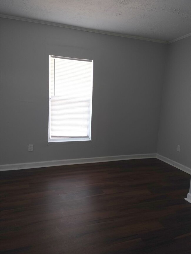 Building Photo - 3/1 Single Family Home Available now! 32204