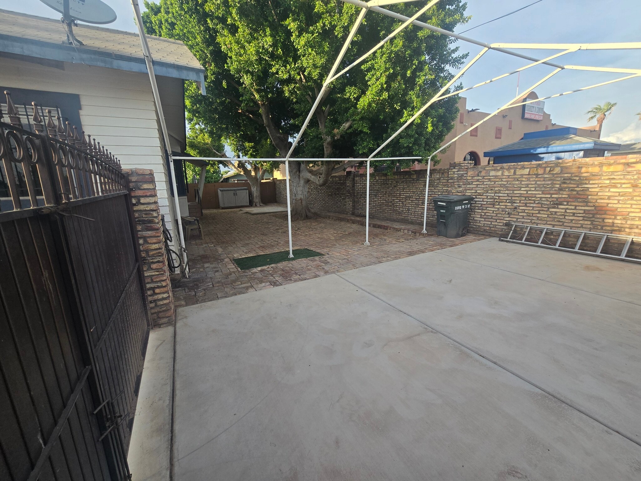 side yard & carport_view1 - 2202 W 3rd St
