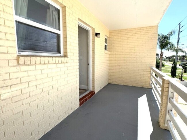Building Photo - Stunning Beachside Townhome in Port Orange!