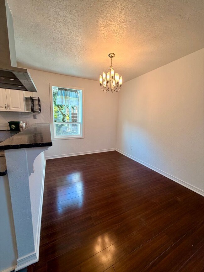 Building Photo - Longfellow Run Townhomes - West Seattle