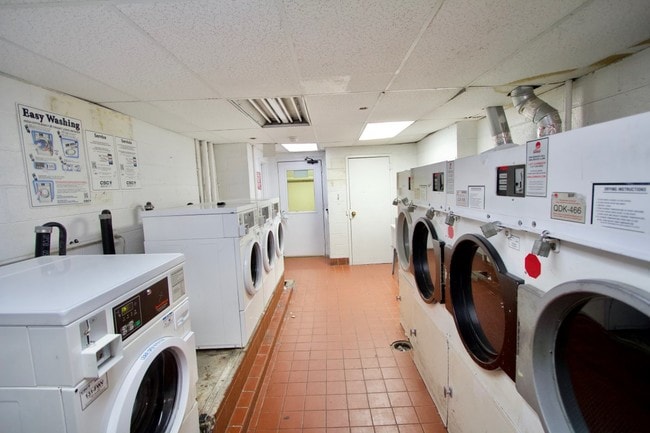 Building Photo - 200 W Kingsbridge Rd