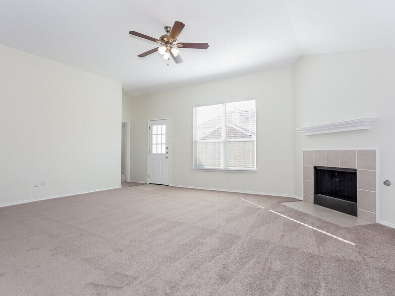 Building Photo - 11008 Briaroaks Dr