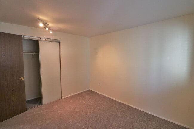 Building Photo - 2 Bedroom 1 Bathroom w/ Deck and Parking!