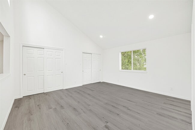 Building Photo - 14823 Elmont Dr