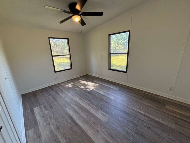 Building Photo - FOR RENT