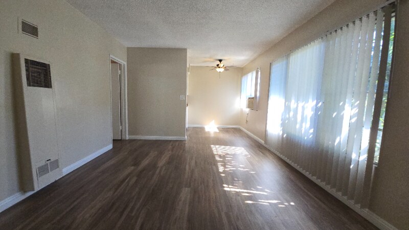 Building Photo - 260 N Oak Ave