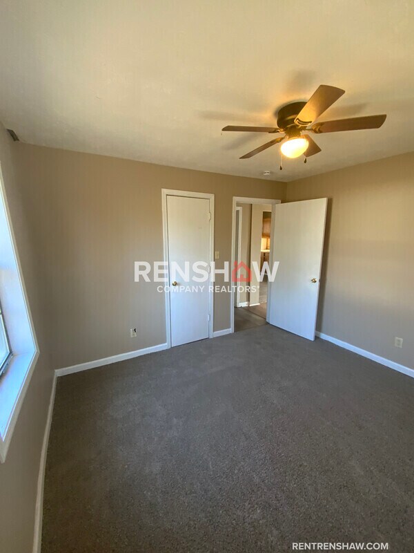 Building Photo - 212 Parks Dr