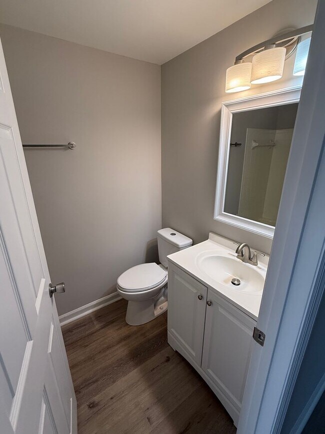 Building Photo - 3 BEDROOM CONDO. Walking Distance to Unive...