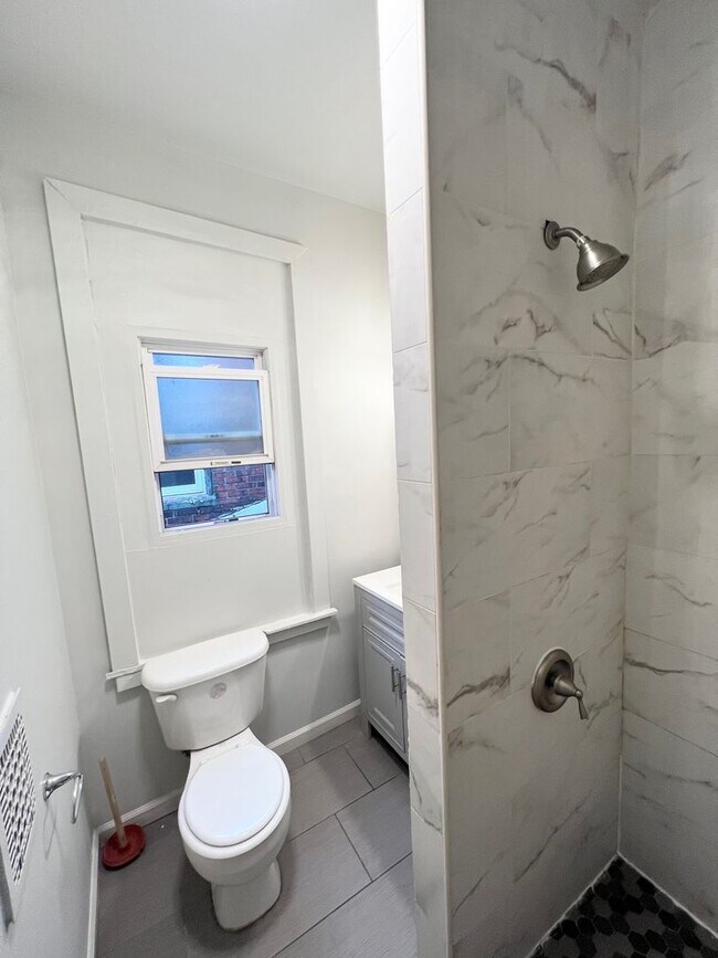 Building Photo - Spacious 3 or 4 Bedroom 2 Bathroom Available in Oakland, Modern Updates and Great Front Porch and...