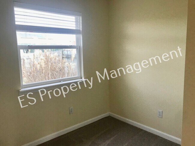 Building Photo - Great 3 Bedroom 2 Bathroom Ranch Style Hom...