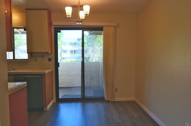 Building Photo - 2 bed/2 bath Condo with new flooring, balcony