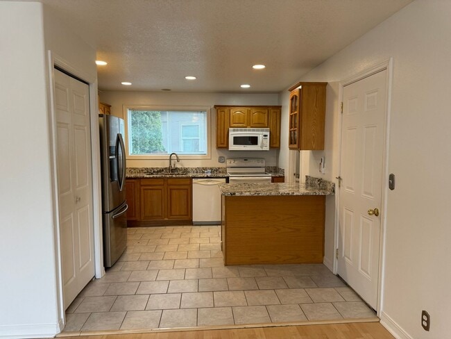 Building Photo - 3657 Rivercrest Dr