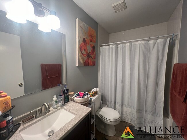 Building Photo - 530 Bluemont Ave