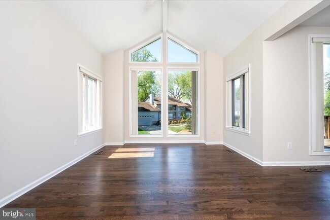 Building Photo - 1100 Paca Dr
