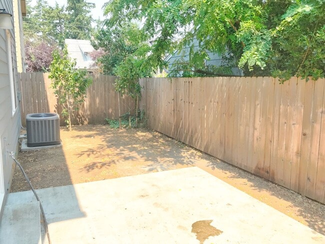 Building Photo - 5518 SE 61st Ave