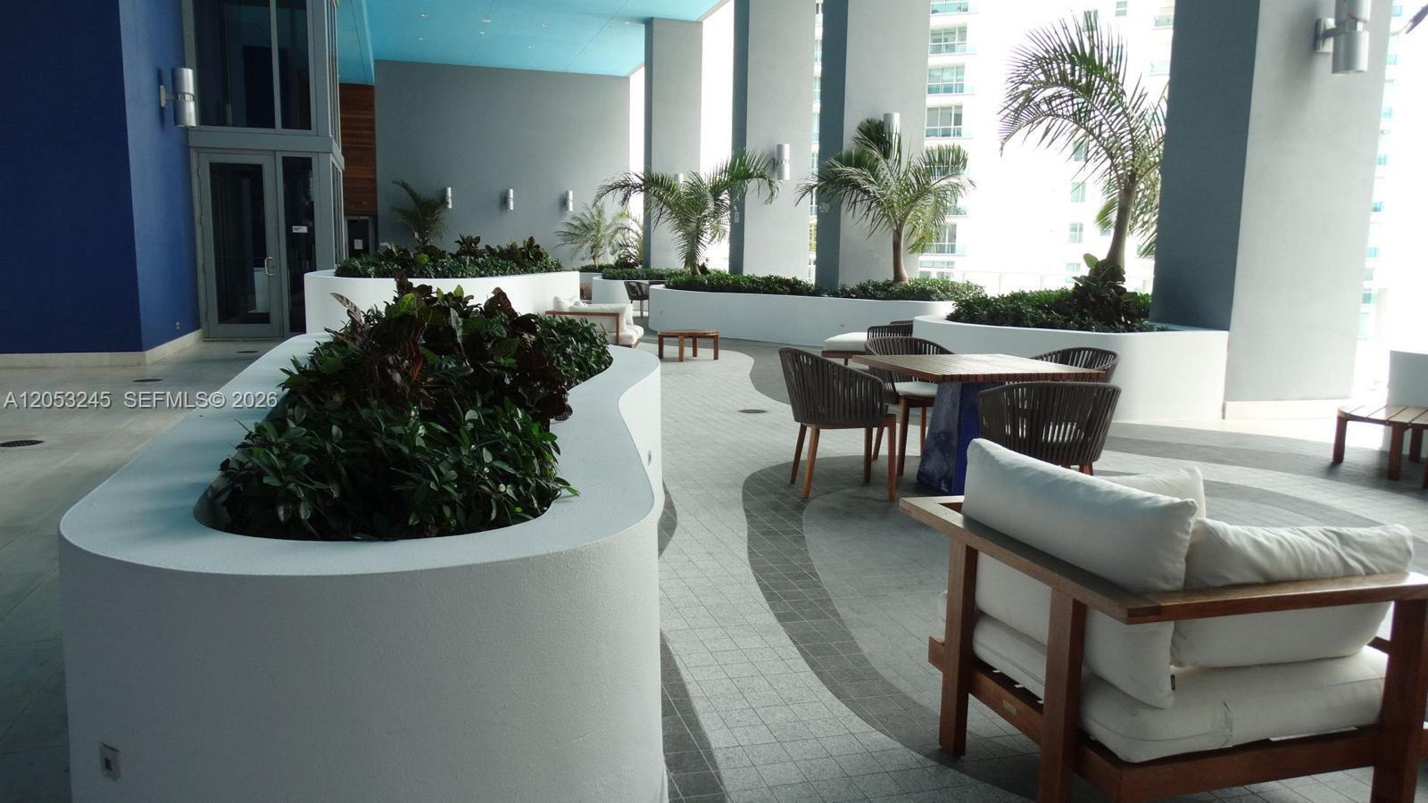 Building Photo - 1300 brickell bay Dr