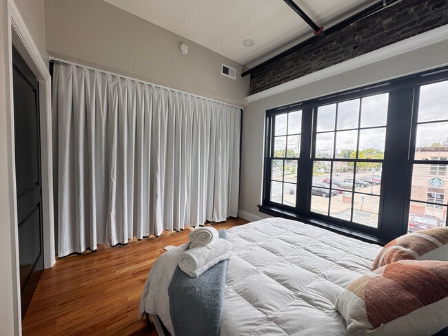 Building Photo - Renovated Highland Loft sleeps 4!