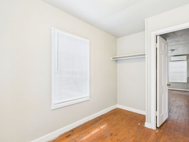 Building Photo - Harper TX Rental