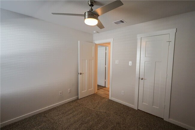 Building Photo - 910 Kickapoo Ln