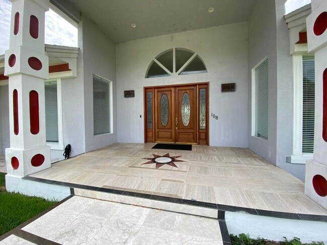 Building Photo - Spacious 3/2 with In-Law Suite