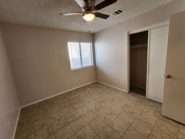 Building Photo - Beautiful  3 bedroom,2 bath,2 car garage h...