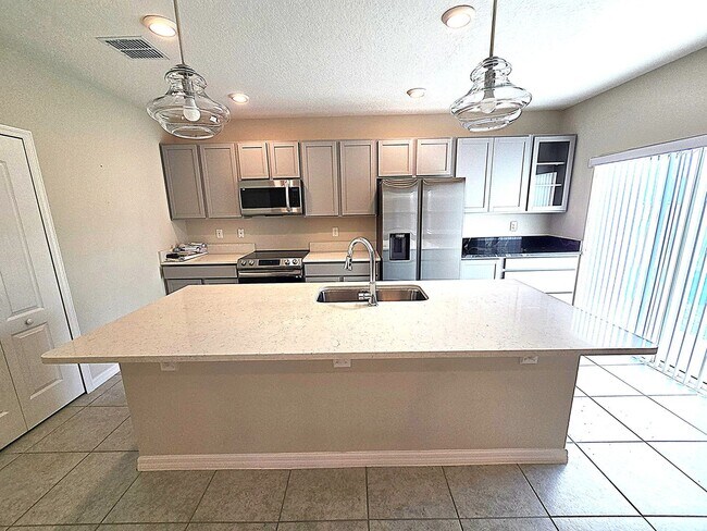 Building Photo - Stunning 4 bedroom, 2-bathroom home