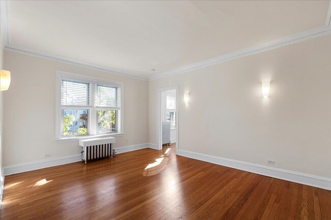 Building Photo - Large Studio in Andersonville