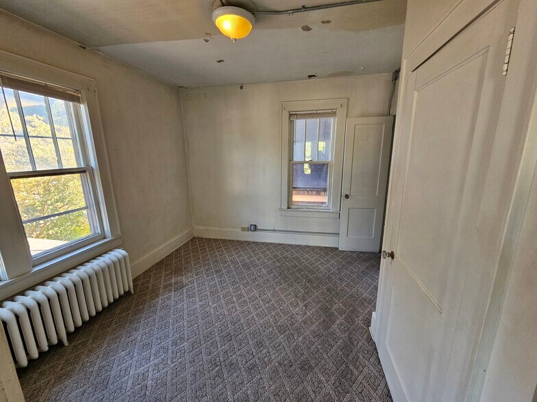 Building Photo - 132 Simpson St