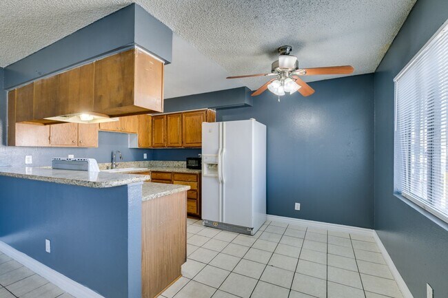 Building Photo - Charming 2-Bedroom Unit in a Well-Maintained 4-Plex!