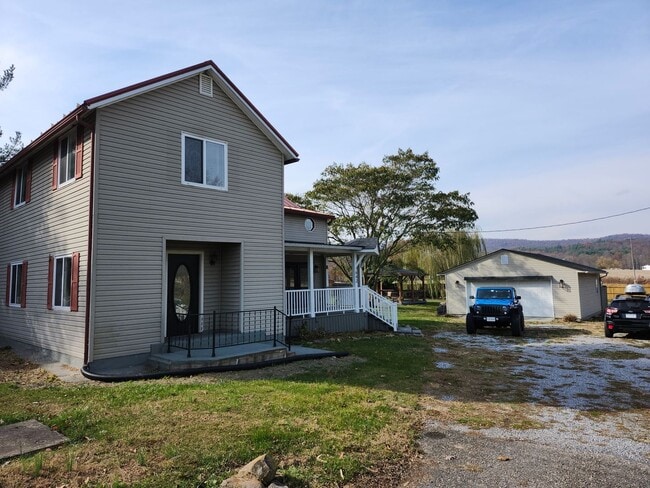 Primary Photo - Large 4 BR, 2 Bath Country Home and Workshop