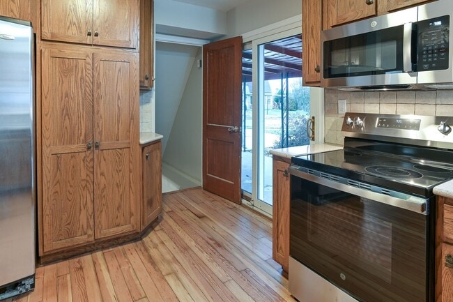 Building Photo - Charming Single Family in Camp Hill