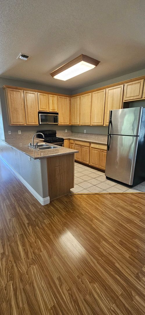 Building Photo - G Street 6 Plex