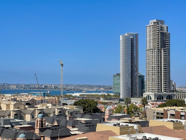 Building Photo - Furnished condo in the heart of San Diego ...