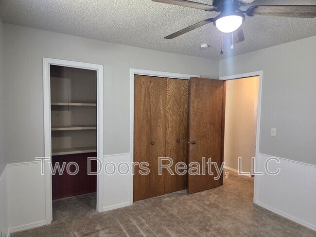 Building Photo - 904 E Hills Dr